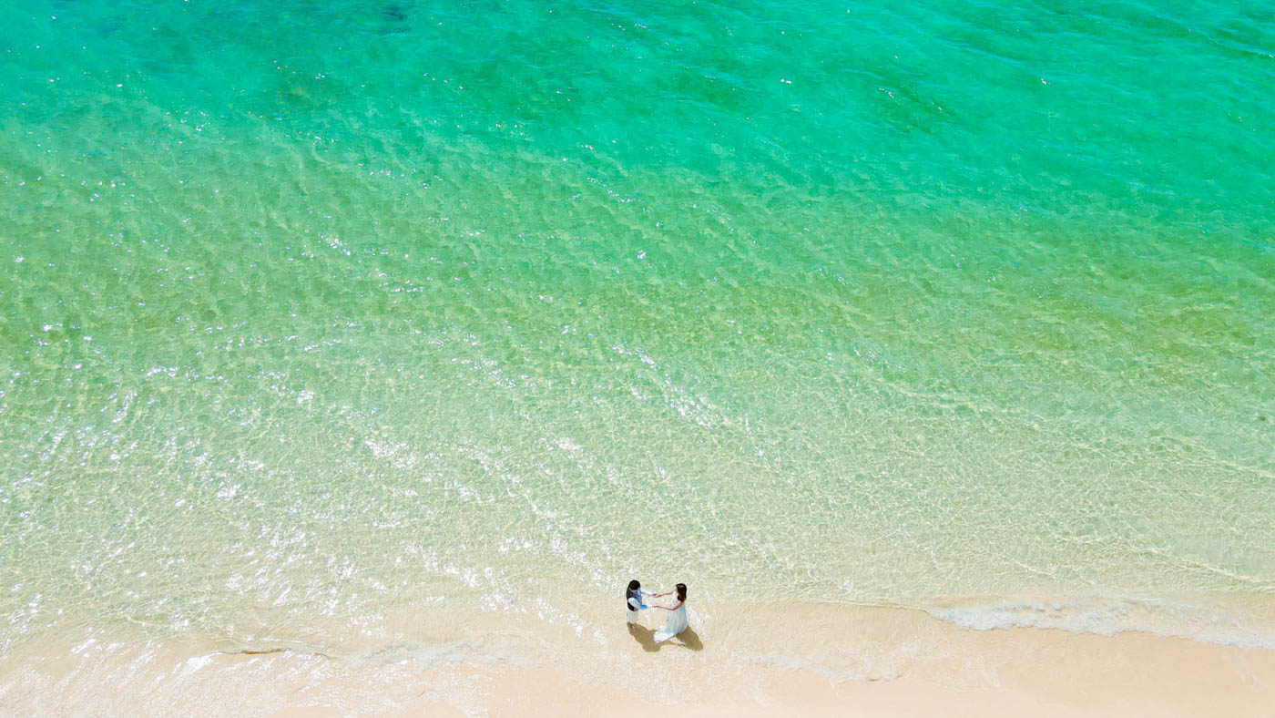 エメラルドグリーンの海