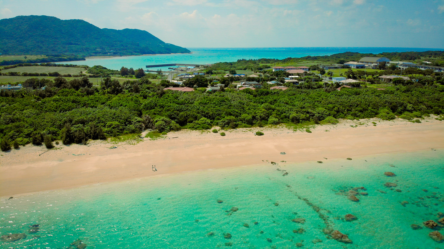 伊原間ビーチでドローン空撮