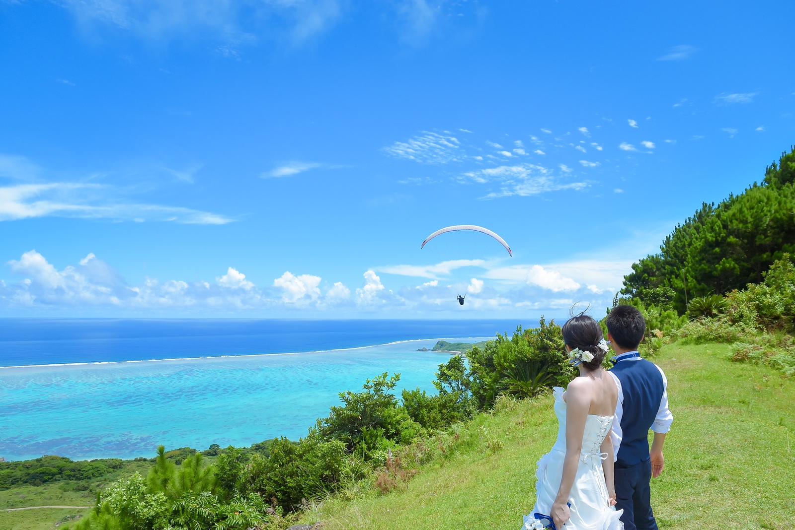 パラグライダーの飛行風景も
