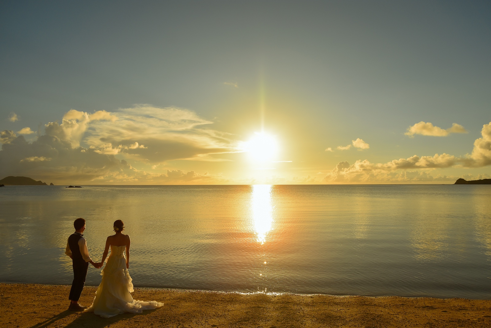手を繋いで海を眺めて