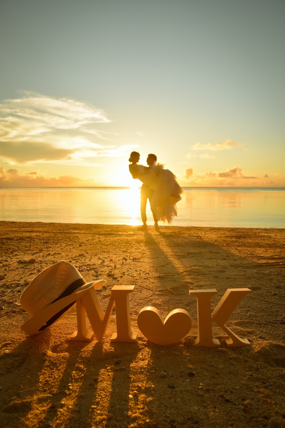 夕日の前でお姫様抱っこ