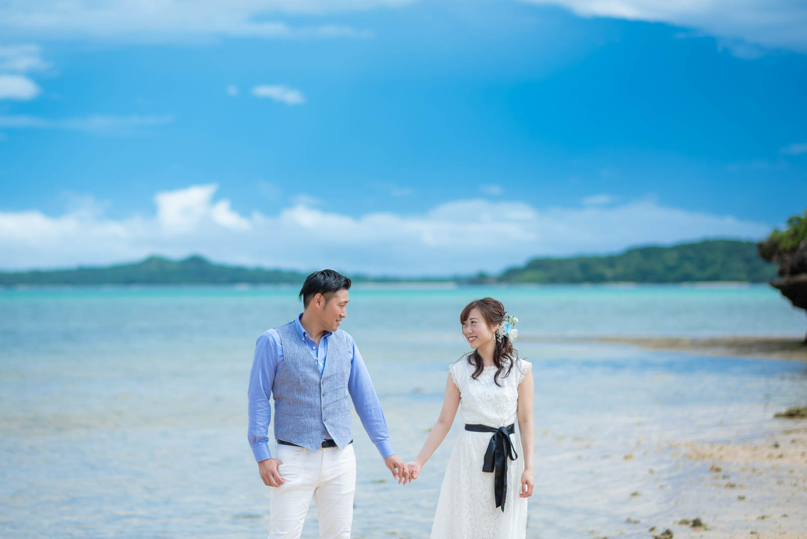 手を繋いで見つめあって