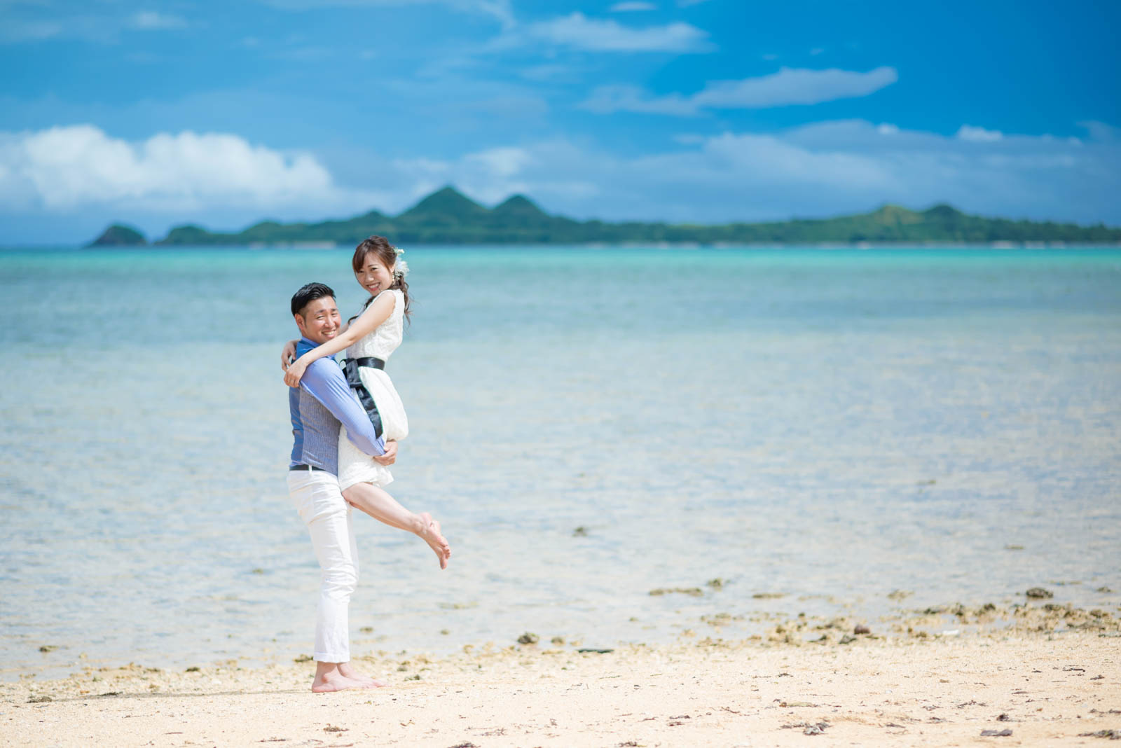 青い海をバックにお姫様抱っこ