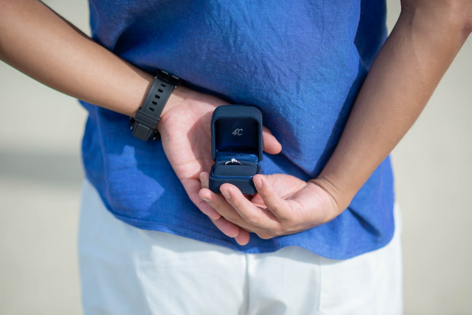 こっそり指輪を持って花嫁のもとへ