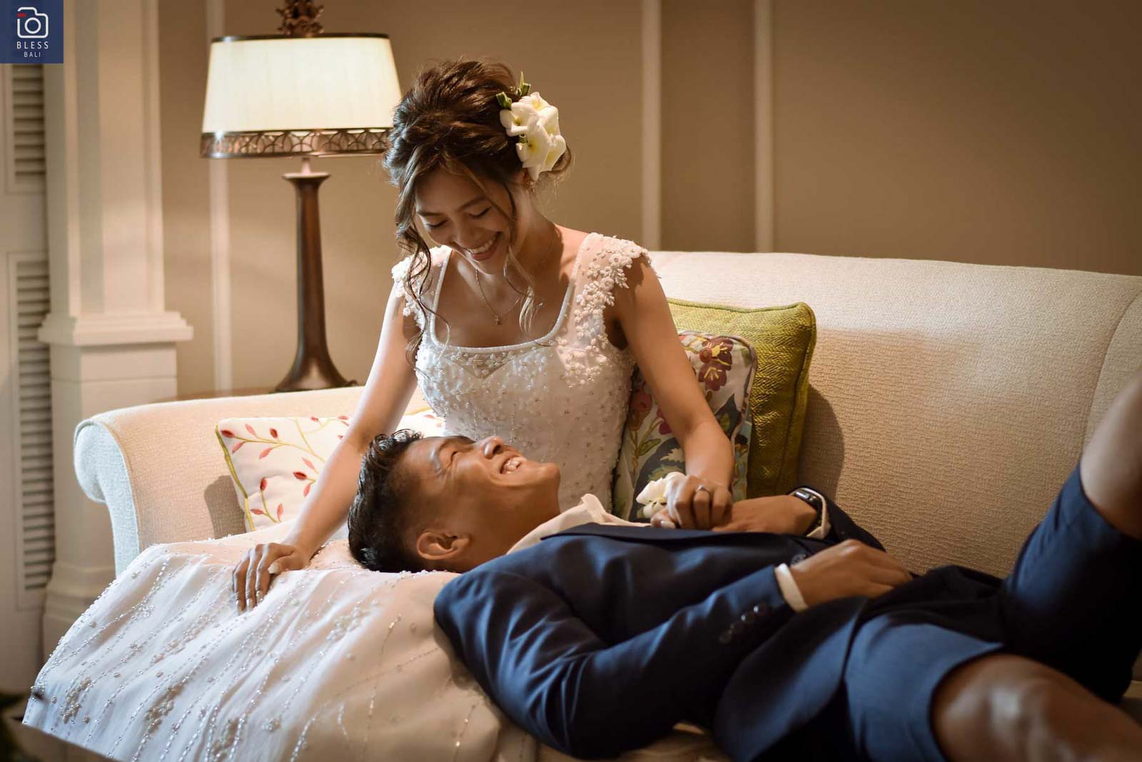 ソファーで膝枕