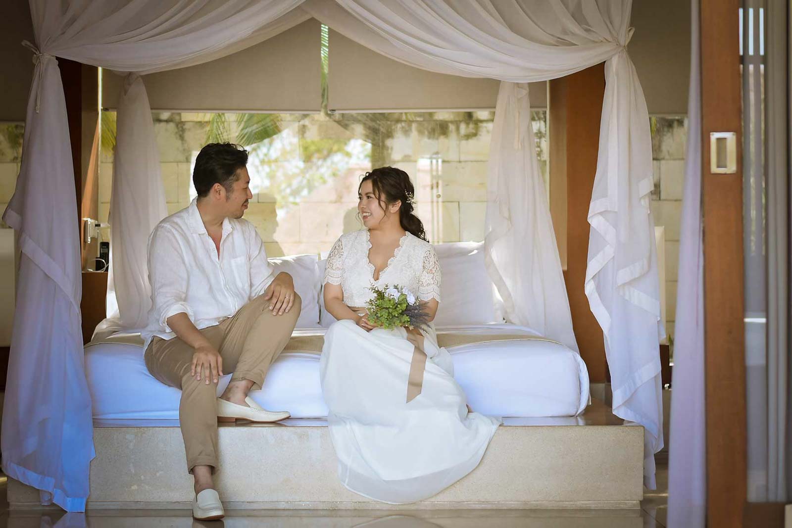 天蓋ベッドに腰掛けておしゃべり