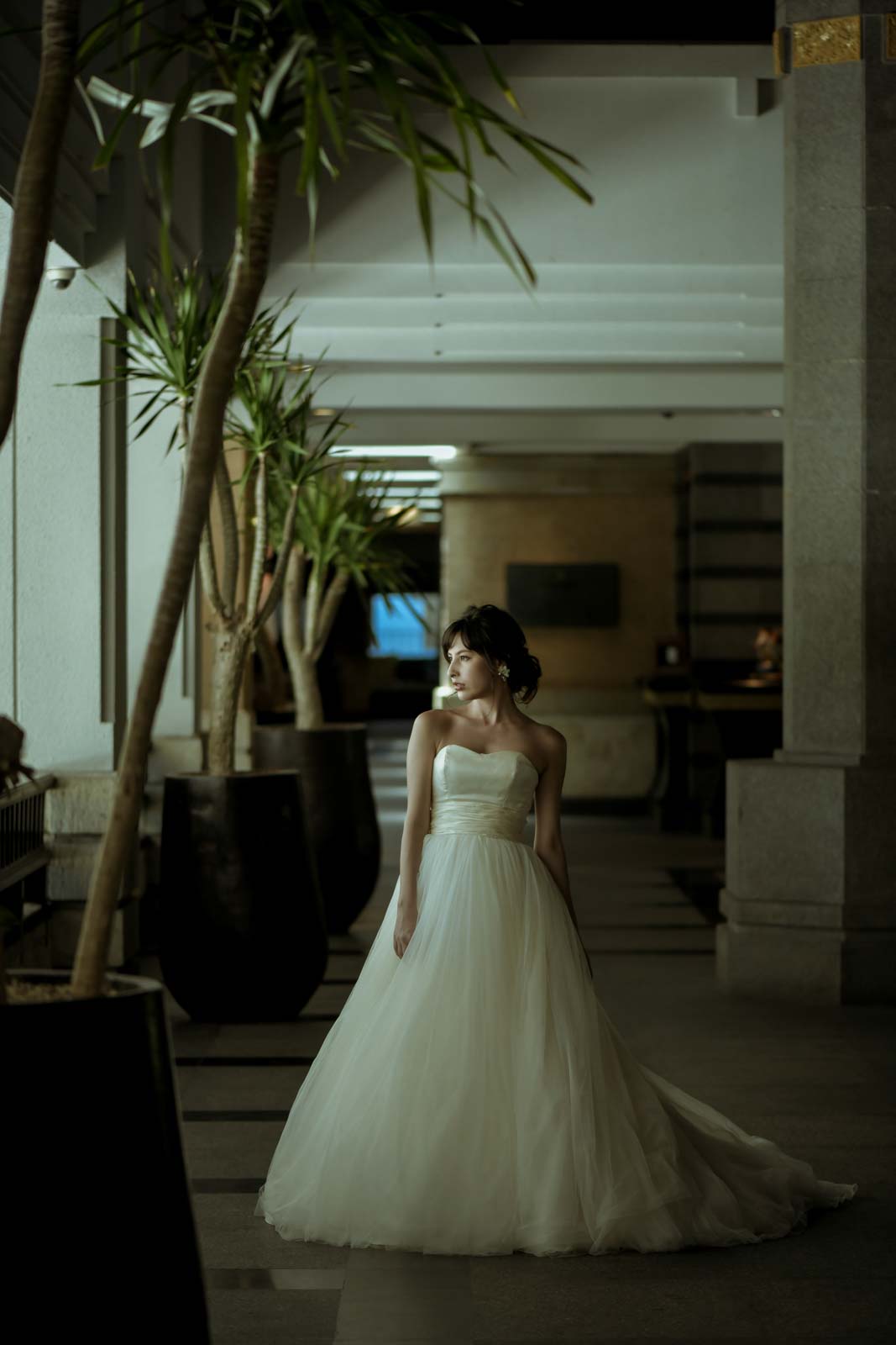 ロビーで外を眺める花嫁の立ち姿