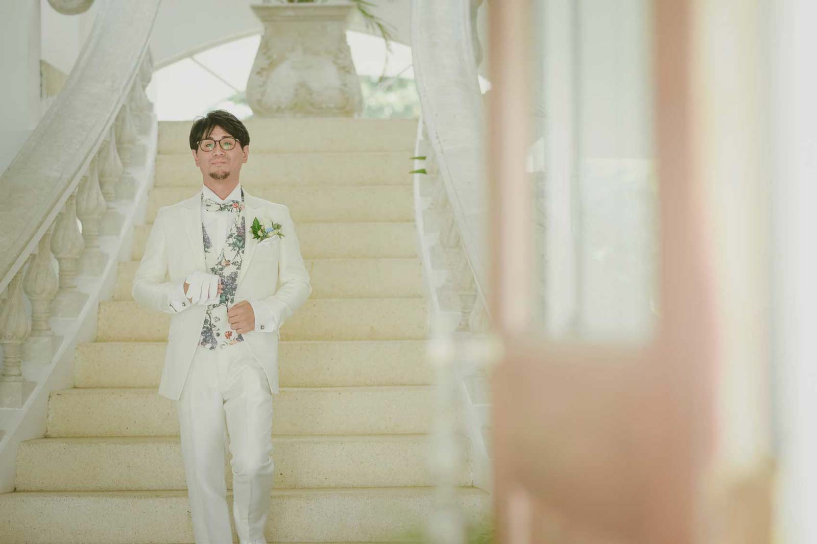 白い階段の前で新郎ソロショット