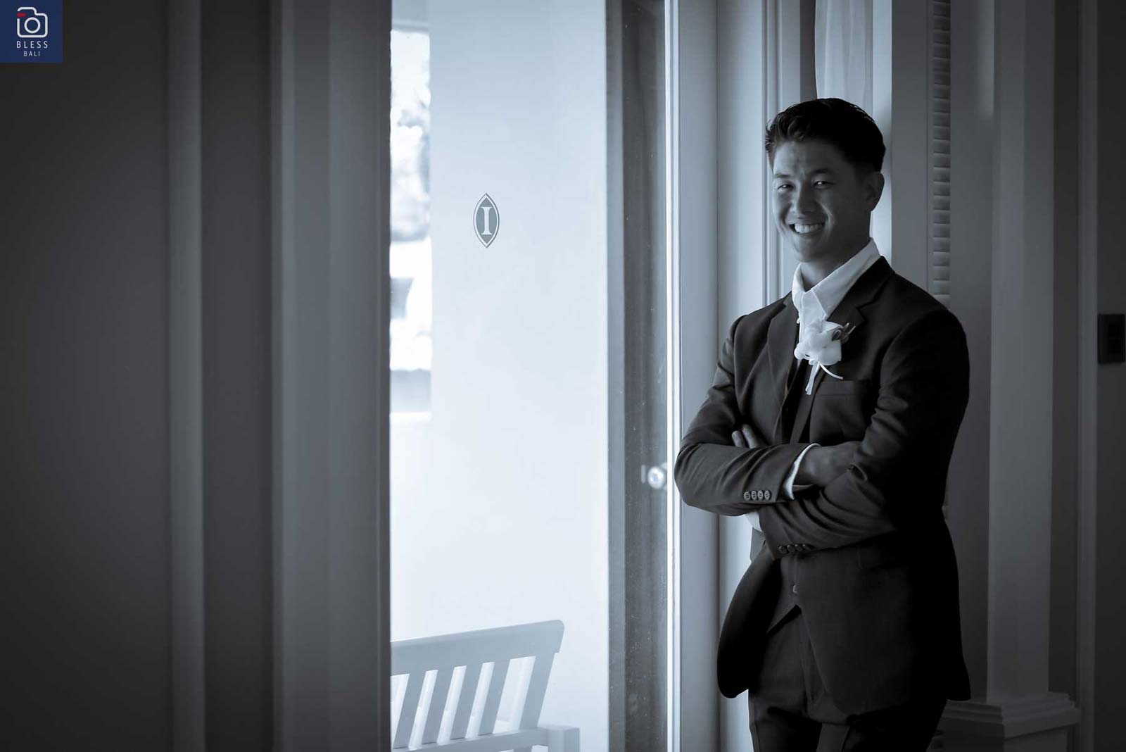 室内でカメラに向かって微笑む新郎様