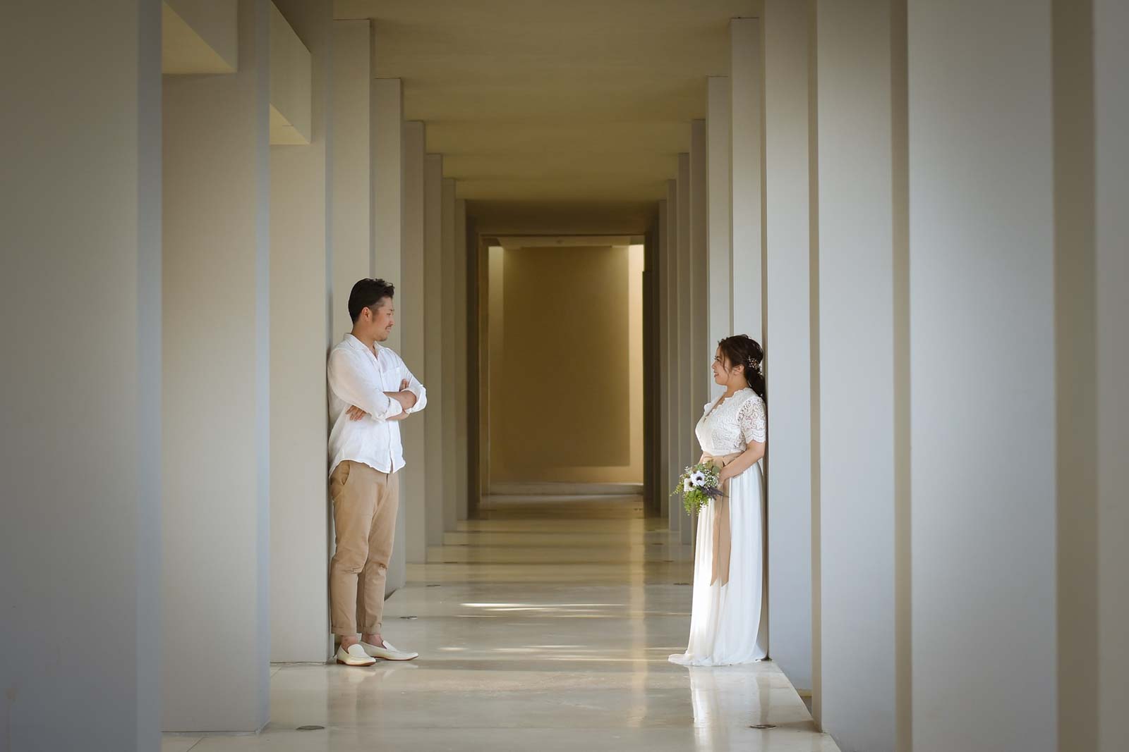 白い柱に囲まれた回廊