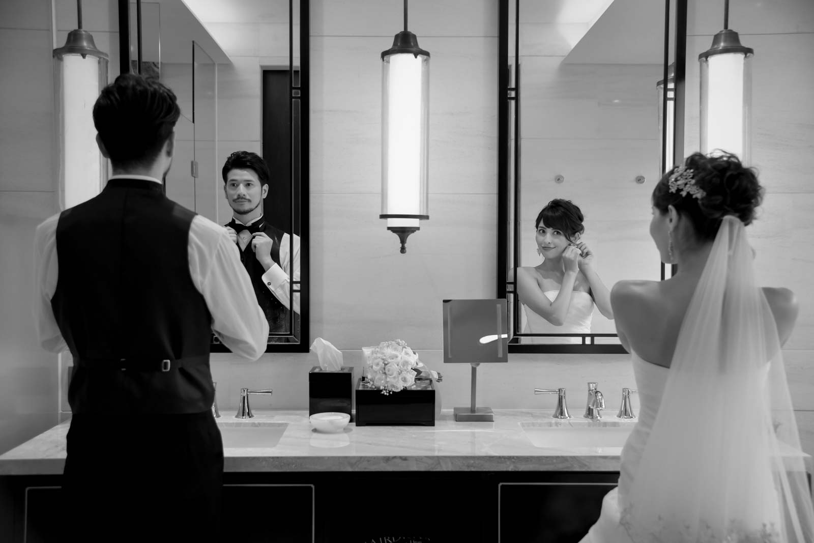 新郎新婦の支度シーンをモノクロで残して