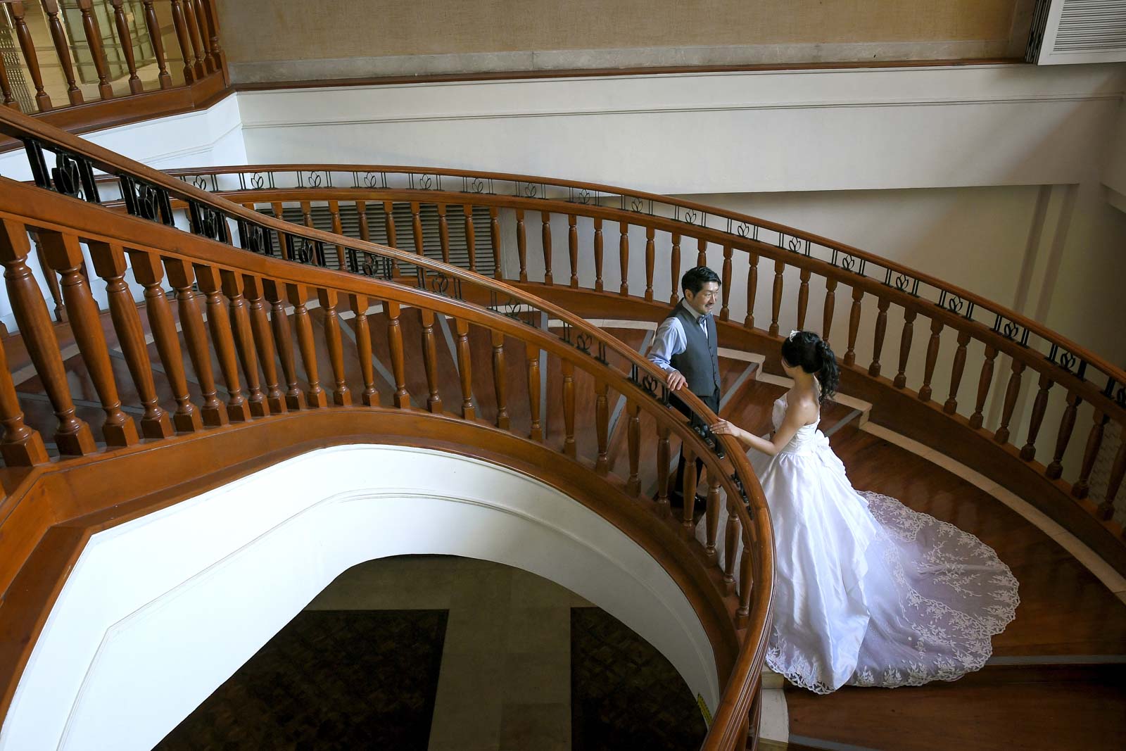 ホテルの螺旋階段で撮影