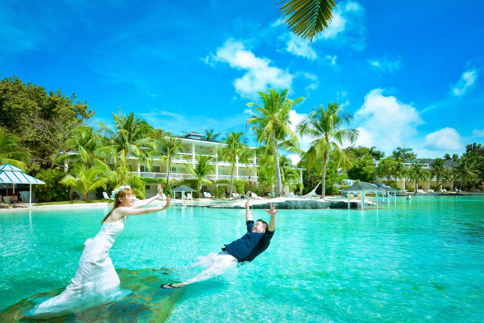 プールにドボン