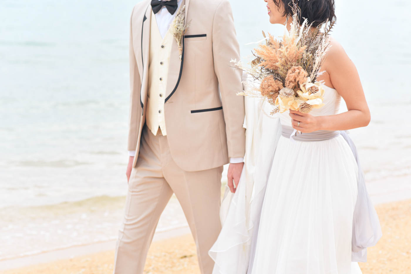 波打ち際を2人でお散歩