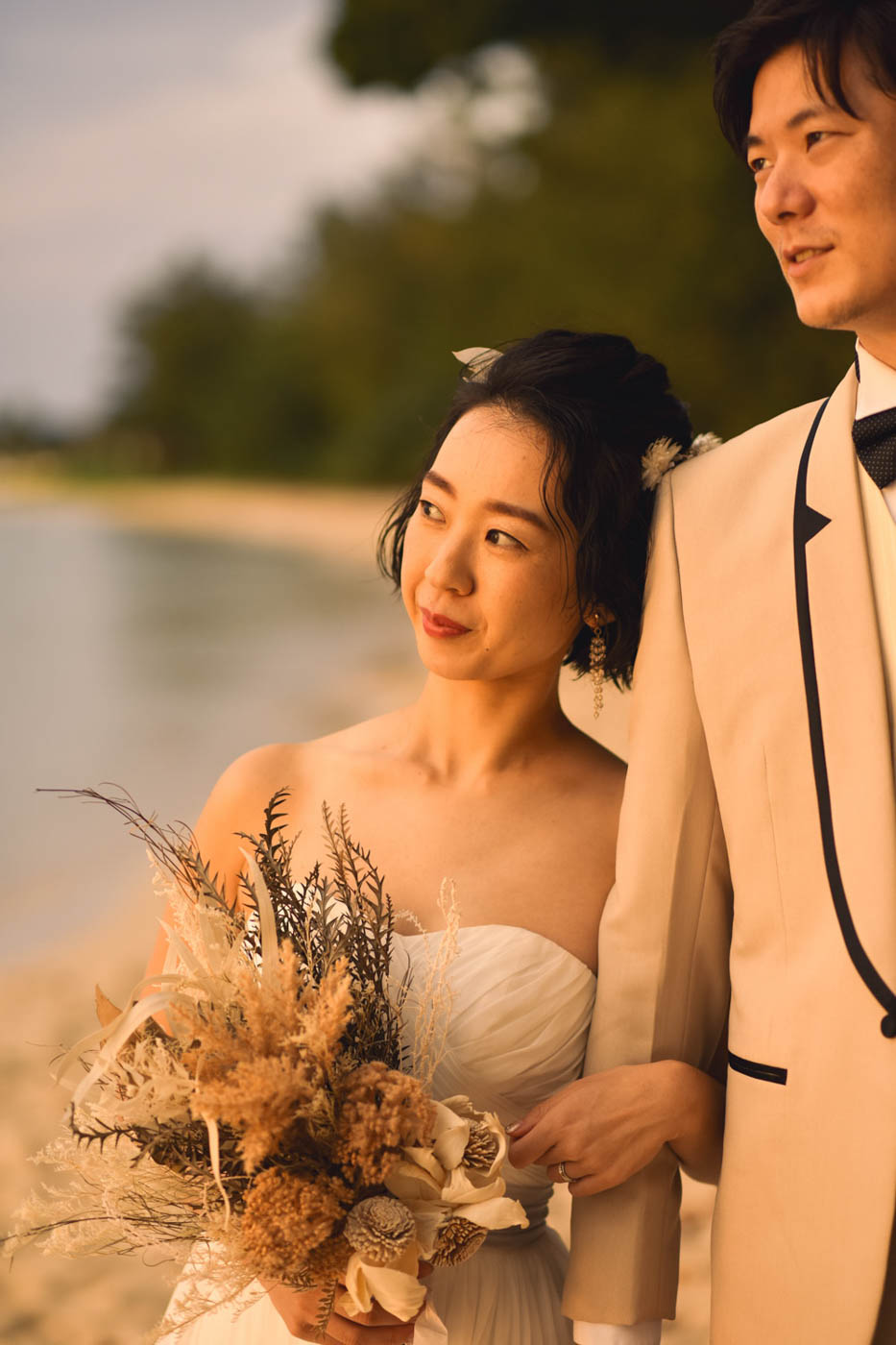 夕日を見ながら浜辺を歩いて