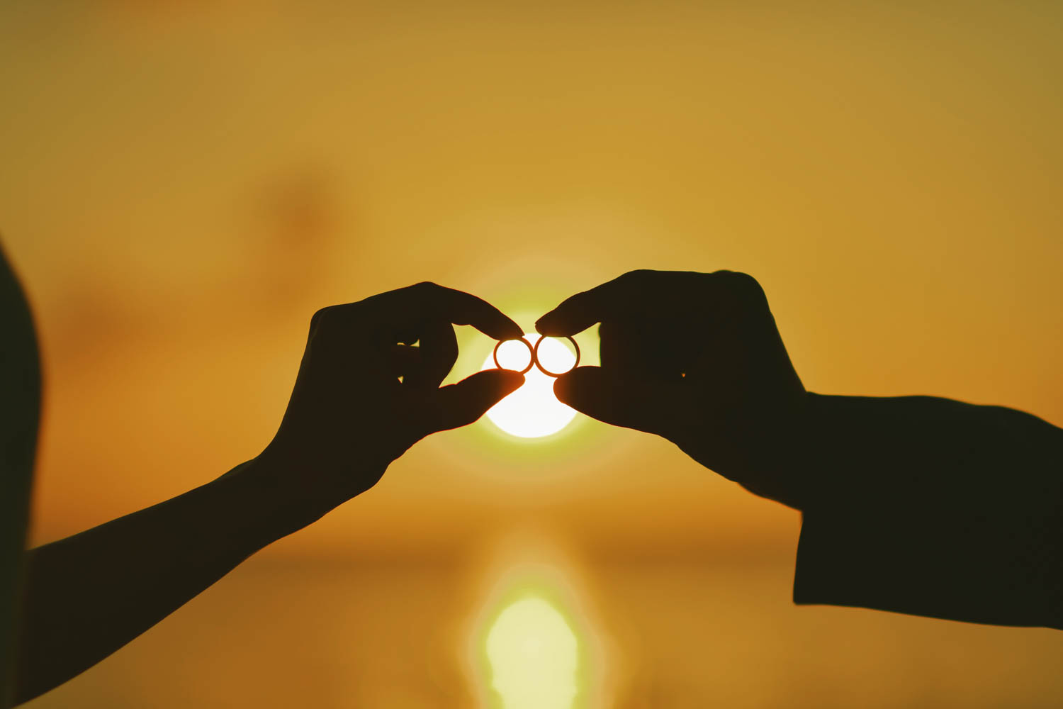 手元や指輪にクローズアップ