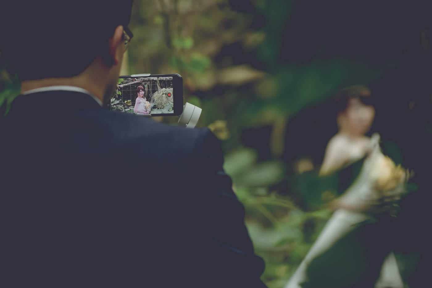 花婿さんが花嫁さんを撮影中