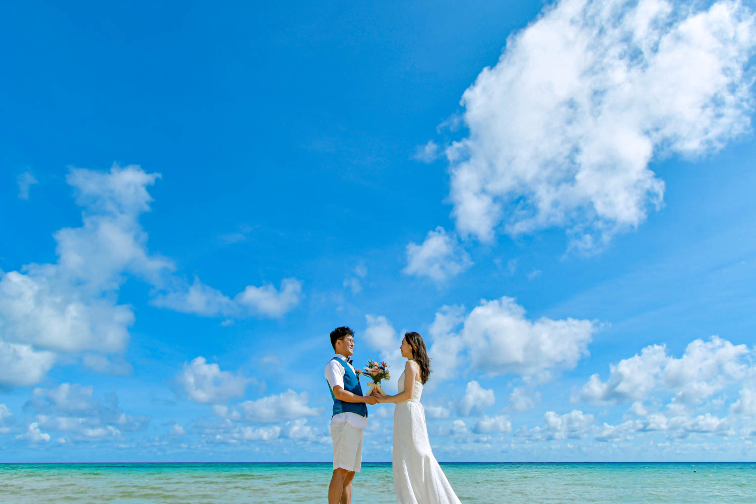 前撮りアイテムたっぷりのビーチフォト M&A様